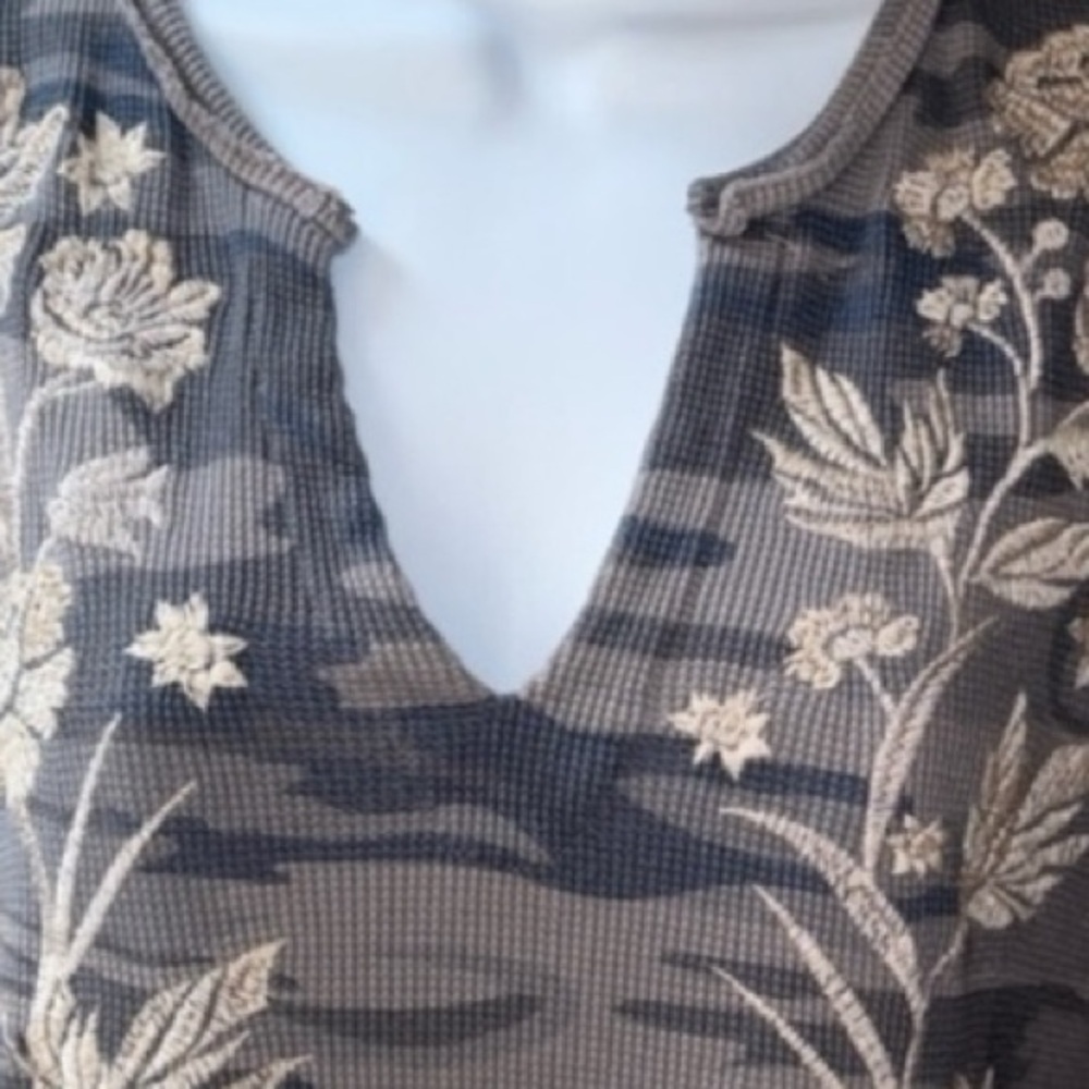 Johnny Was Fleurie Gray
Camo Floral Embroidered
Thermal Long Sleeve Top Size - Picture 5 of 11